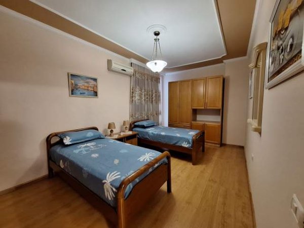 Tirane, jepet me qera apartament 2+1 Kati 5, 120 m² 800 Euro (Bulevardi Zogu I)