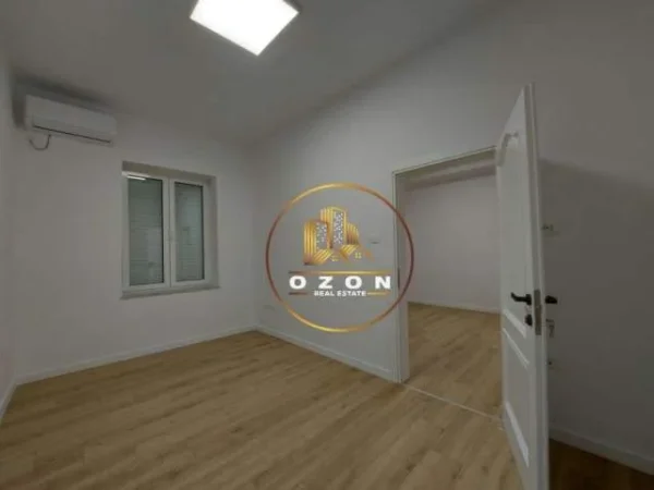 Tirane, jepet me qera apartament 2+1 Kati 3, 105 m² 900 Euro (Shallvaret)