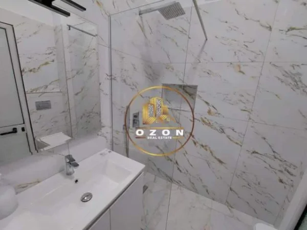 Tirane, jepet me qera apartament 2+1 Kati 3, 105 m² 900 Euro (Shallvaret)