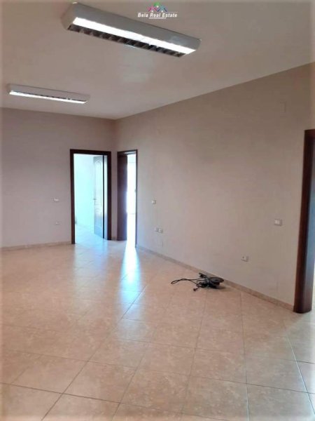 Tirane, jepet me qera zyre Kati 3, 250 m² 700 Euro (kodra e diellit)