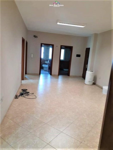 Tirane, jepet me qera zyre Kati 3, 250 m²  800 Euro (kodra e diellit)