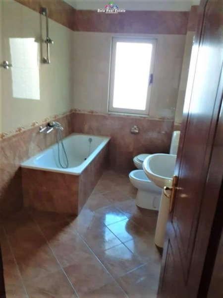 Tirane, jepet me qera zyre Kati 3, 250 m²  800 Euro (kodra e diellit)