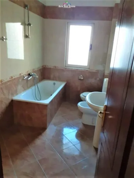 Tirane, jepet me qera zyre Kati 3, 250 m²  1000 Euro komuna parisit