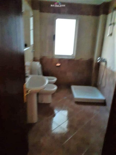 Tirane, jepet me qera zyre Kati 3, 250 m² 700 Euro (kodra e diellit)