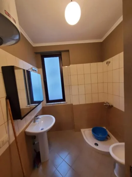 Tirane, jepet me qera apartament 2+1 Kati 2, 97 m² 350 Euro (Muhamed Deliu)