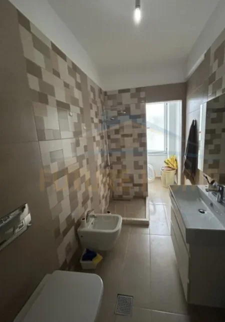 Tirane, jepet me qera apartament 2+1+BLK Kati 4, 82 m² 350 Euro (Rruga Teleferikut)