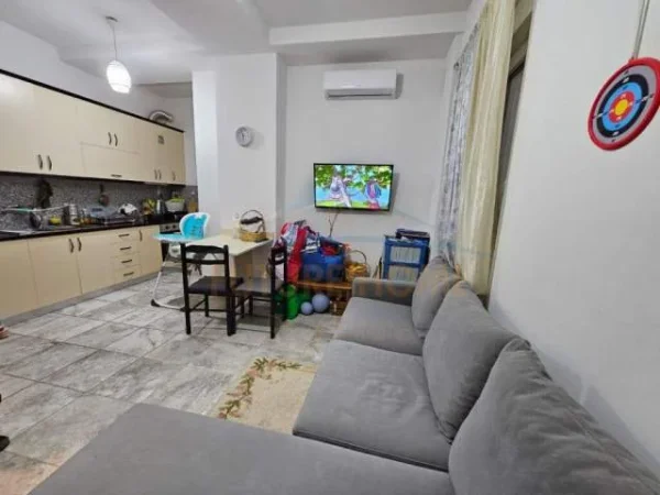 Tirane, jepet me qera apartament 1+1 Kati 3, 65 m² 450 Euro (Kompleksi Kontakt)