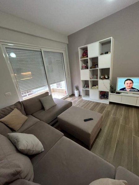 Tirane, jepet me qera apartament 2+1 Kati 4, 81 m² 350 Euro (Rruga e Teleferikut)