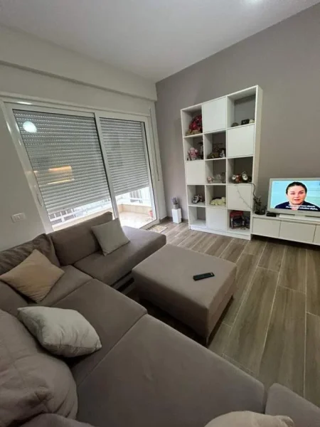 Tirane, jepet me qera apartament 2+1 Kati 4, 81 m² 350 Euro (Rruga e Teleferikut)