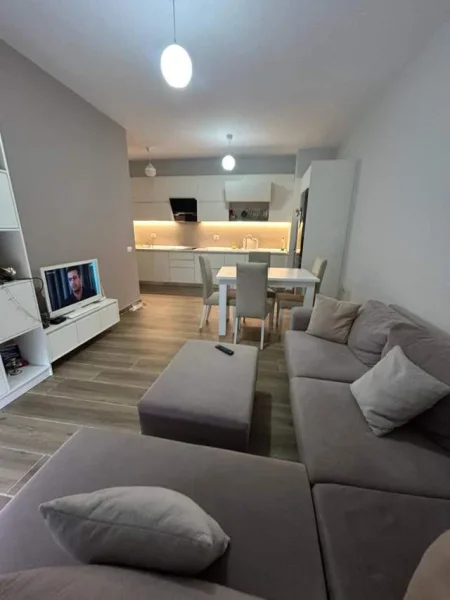 Tirane, jepet me qera apartament 2+1 Kati 4, 81 m² 350 Euro (Rruga e Teleferikut)