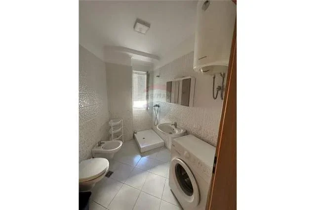 Tirane, jap me qera 1+1 Kati 4, 70 m² 450 Euro