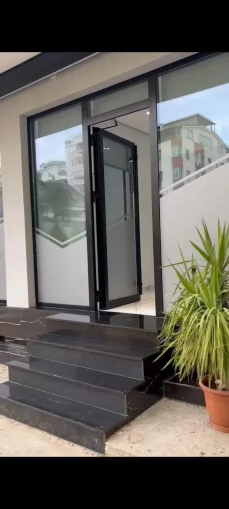 Tirane, jepet me qera ambjent biznesi Kati 0, 22 m² 30.000 Leke (Abraham Linkoln)