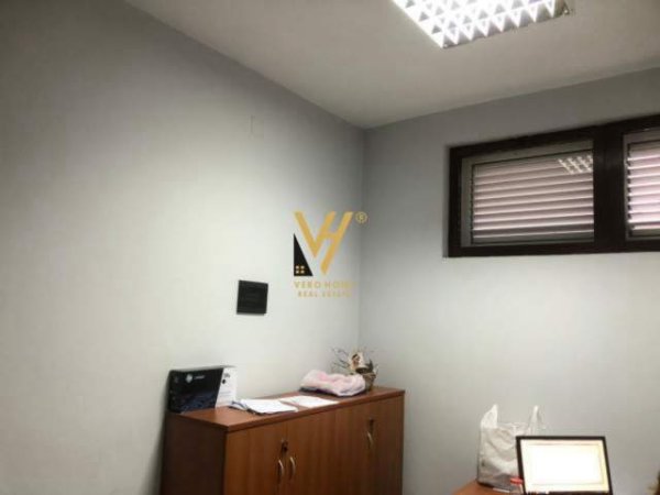 Tirane, jepet me qera ambjent biznesi Kati 0, 110 m² 350 Euro (OXHAKU)