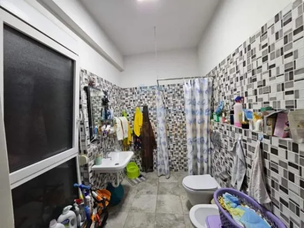 Tirane, jepet me qera apartament 1+1 Kati 3, 65 m² 450 Euro (Kompleksi Kontakt)