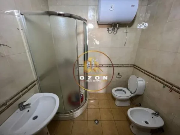 Tirane, jepet me qera apartament 3+1 Kati 6, 150 m² 1.000 Euro (Bllok)