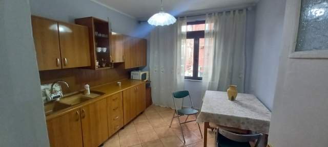 Tirane, jepet me qera apartament 2+1 Kati 3, 75 m² 42.000 Leke (Rruga e kavajes)