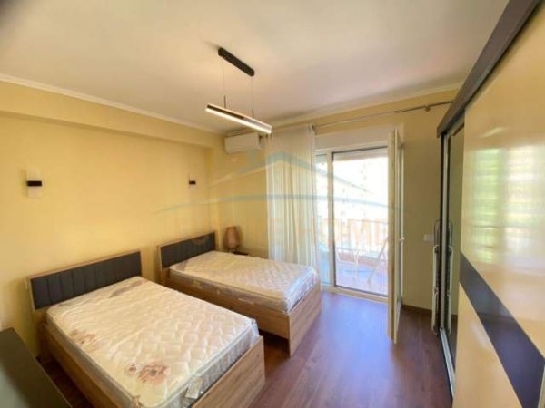Tirane, jepet me qera apartament 2+1 Kati 8, 140 m² 1.300 Euro (BLLOKU)