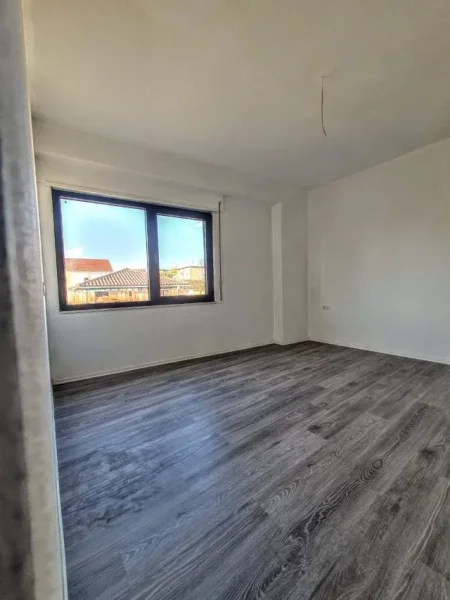 Tirane, jepet me qera 77 m² 450 Euro (Pazari i Ri)