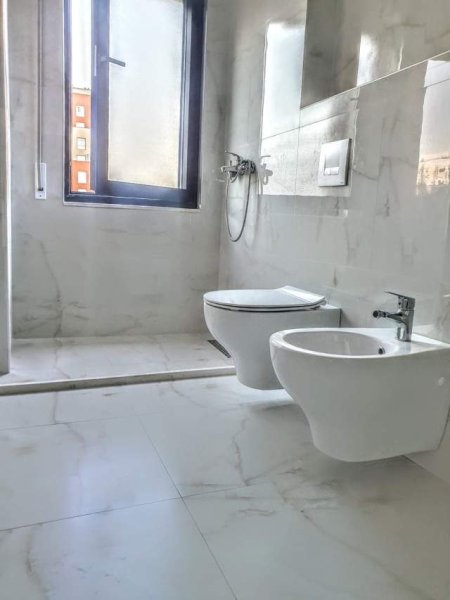 Tirane, jepet me qera 77 m² 450 Euro (Pazari i Ri)