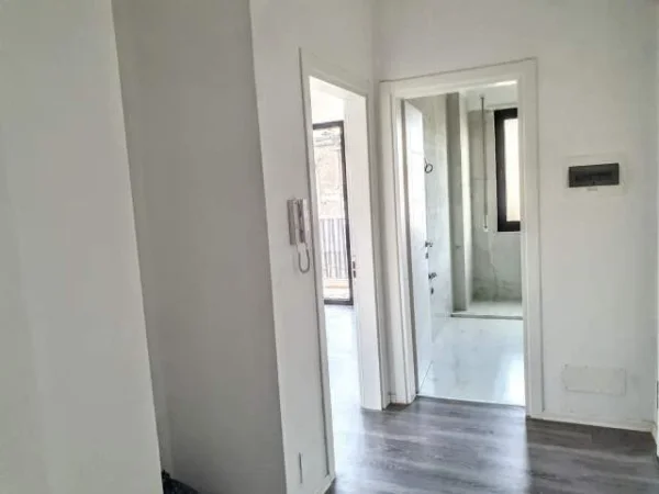 Tirane, jepet me qera 77 m² 450 Euro (Pazari i Ri)