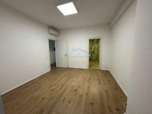 Tirane, jepet me qera apartament 2+1+BLK Kati 4, 1.300 Euro (Blloku)