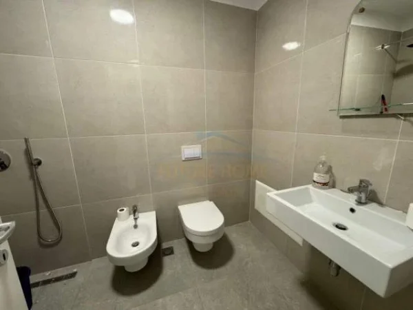 Tirane, jepet me qera apartament 2+1+BLK Kati 4, 1.300 Euro (Blloku)