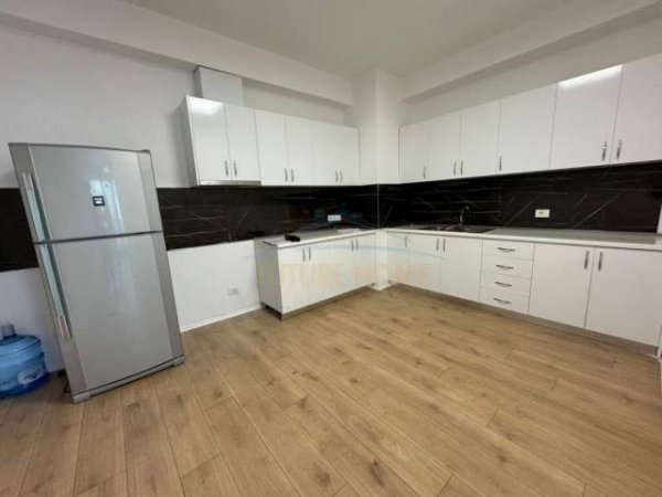 Tirane, jepet me qera zyre Kati 4, 114 m² 1.300 Euro