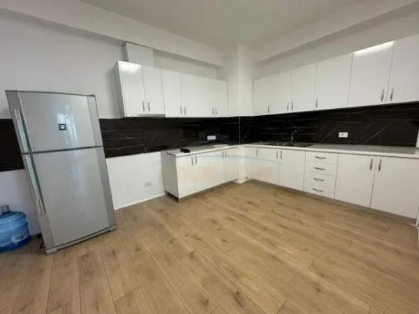 Tirane, jepet me qera apartament 2+1+BLK Kati 4, 1.300 Euro (Blloku)