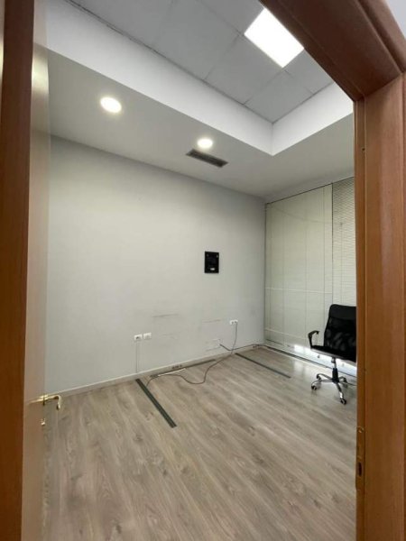 Tirane, jepet me qera zyre Kati 2, 108 m² 1.200 Euro (Kristal Center)