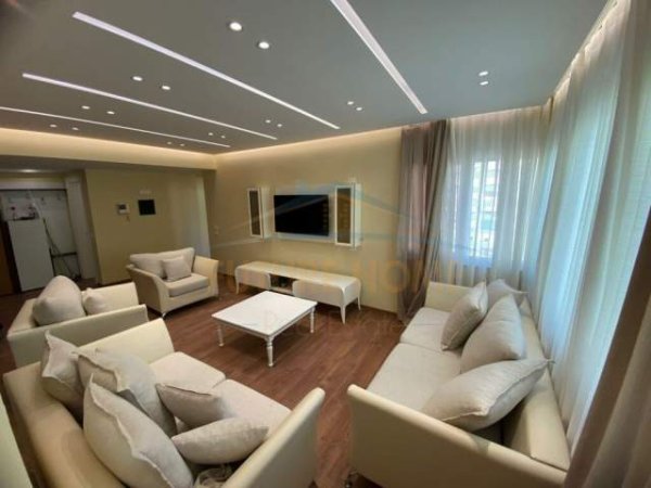 Tirane, jepet me qera apartament 2+1 Kati 8, 140 m² 1.300 Euro (BLLOKU)
