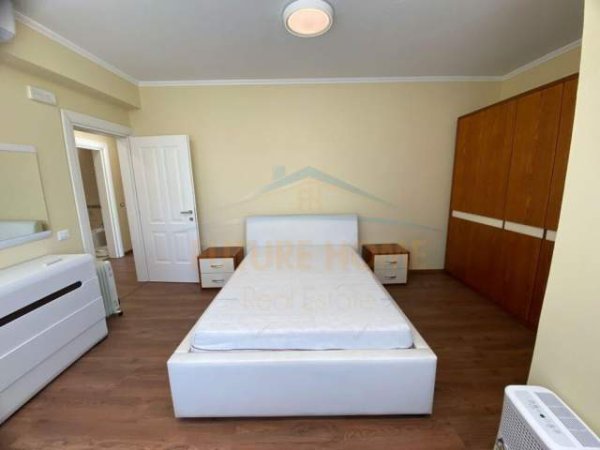 Tirane, jepet me qera apartament 2+1 Kati 8, 140 m² 1.300 Euro (BLLOKU)