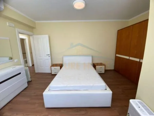 Tirane, jepet me qera apartament 2+1 Kati 8, 140 m² 1.300 Euro (BLLOKU)