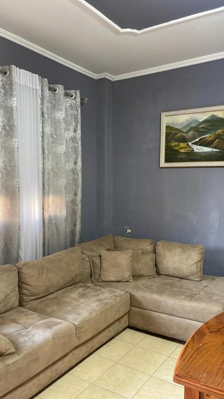 Tirane, jepet me qera 60 m² 300 Euro (Laprake)