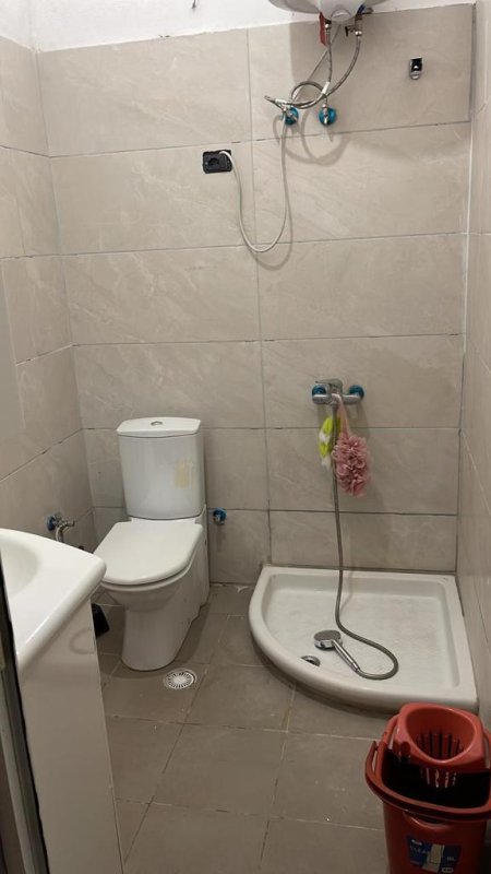 Tirane, jepet me qera 60 m² 300 Euro (Laprake)