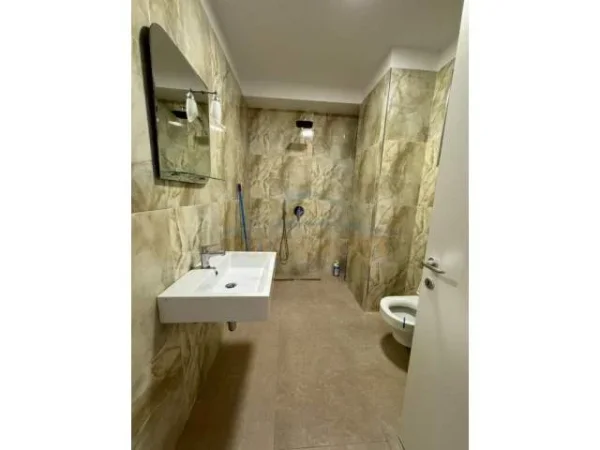 Tirane, jepet me qera zyre Kati 4, 114 m² 1.300 Euro