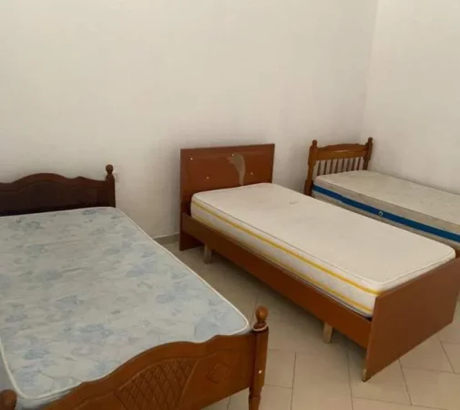 Tirane, jepet me qera shtepi 1+1 Kati 1, 60 m² 28.000 Leke (Pran Mozaikut)