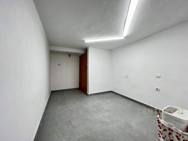 Tirane, jepet me qera ambjent biznesi Kati -1, 13 m² 350 Euro (Bulevardi Gjergj Fishta, prane Dr. se Policise)