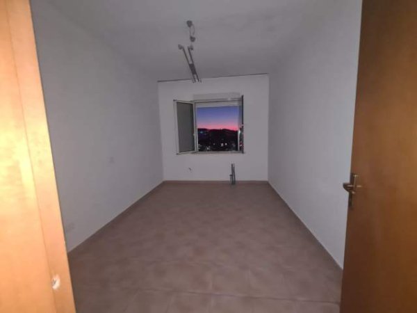 Tirane, jepet me qera ambient zyre Kati 8, 140 m² 705 Euro (prane Ministrise se Jashtme)