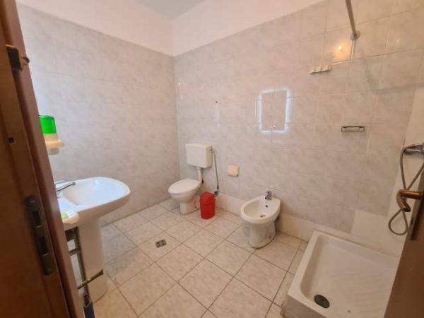 Tirane, jepet me qera ambient zyre Kati 8, 140 m² 705 Euro (prane Ministrise se Jashtme)