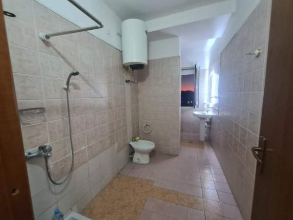 Tirane, jepet me qera ambient zyre Kati 8, 140 m² 705 Euro (prane Ministrise se Jashtme)