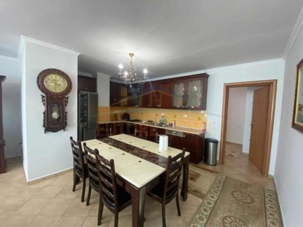 Tirane, jepet me qera apartament 3+1+BLK Kati 6, 145 m² 900 Euro (Stacioni Trenit)