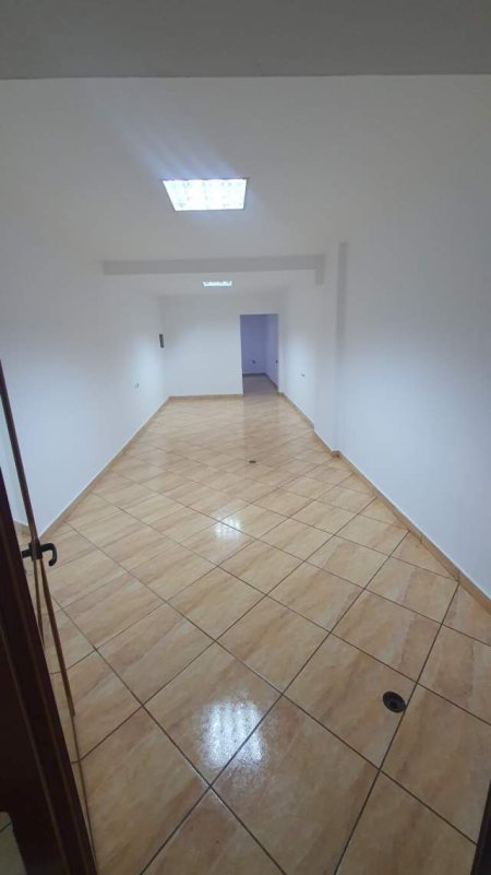 Tirane, jepet me qera ambjent biznesi Kati 0, 45 m² 30.000 Leke (Rr. Vace Zela, mbrapa Globe)