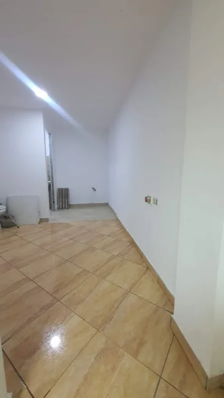 Tirane, jepet me qera ambjent biznesi Kati 0, 45 m² 30.000 Leke (Rr. Vace Zela, mbrapa Globe)