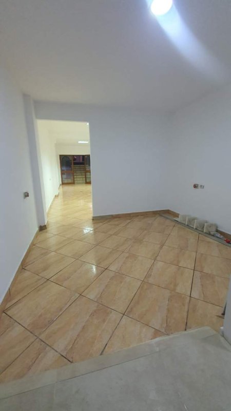 Tirane, jepet me qera ambjent biznesi Kati 0, 45 m² 35.000 Leke (Rr. Vace Zela, mbrapa Globe)