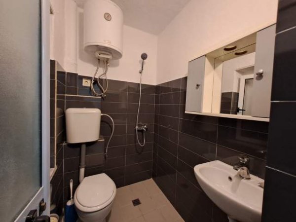 Tirane, jepet me qera garsonier 1+1 Kati 1, 26 m² 250 Euro (Varri Bamit)