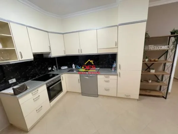 Vlore, jepet me qera apartament 2+1+BLK Kati 4, 110 m² 550 Euro (Rruga Murat Terbaci)