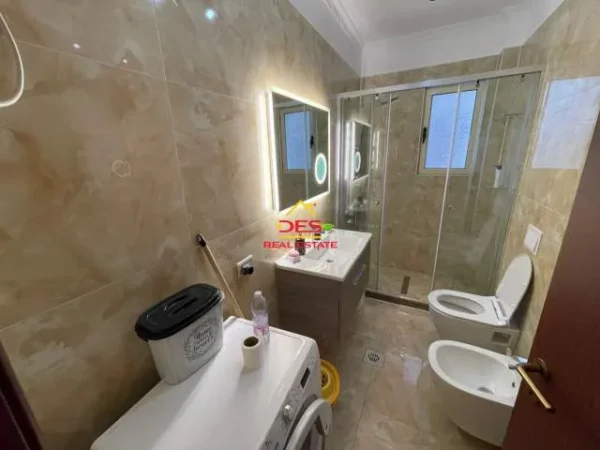 Vlore, jepet me qera apartament 2+1+BLK Kati 4, 110 m² 550 Euro (Rruga Murat Terbaci)