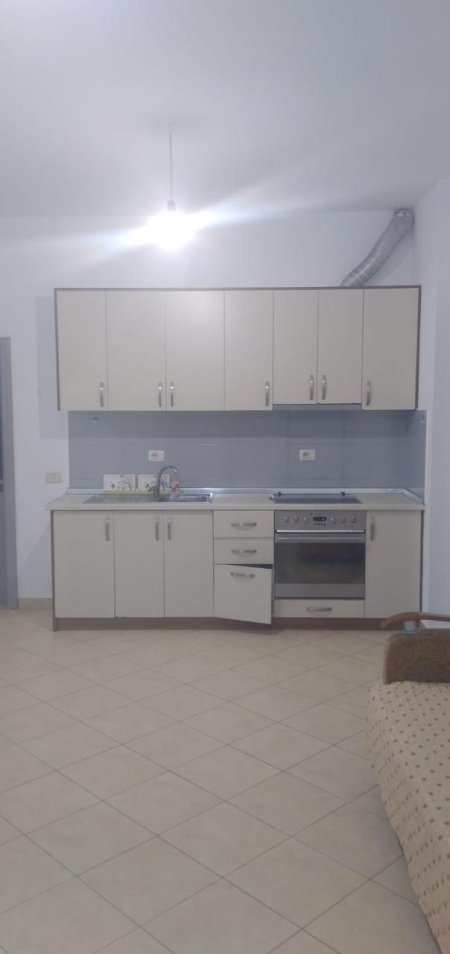 Tirane, jepet me qera Kati 8, 75 m² 35.000 Leke (Yzberisht)