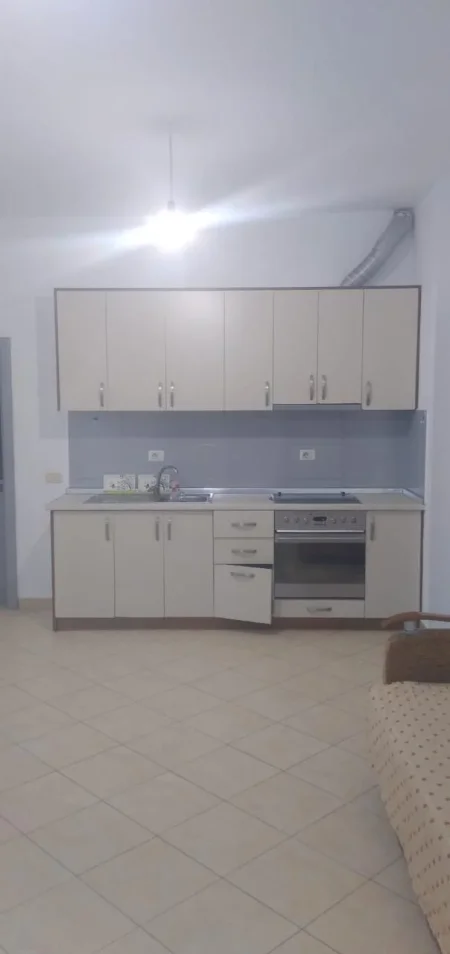 Tirane, jepet me qera Kati 8, 75 m² 35.000 Leke (Yzberisht)