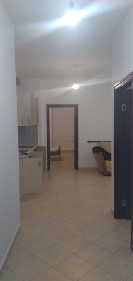 Tirane, jepet me qera Kati 8, 75 m² 35.000 Leke (Yzberisht)